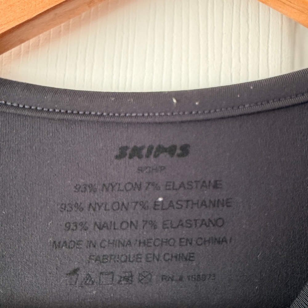 SKIMS SOFT SMOOTHING SEAMLESS
T-SHIRT CYPRESS - Picture 4 of 5